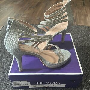 Size 8 ladies Heels (used worn once for engagement photo for about and hour)